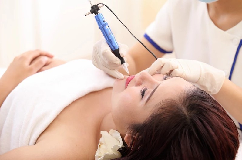 Khóa học phun xăm thẩm mỹ bao nhiêu tiền