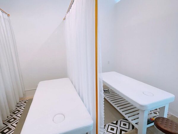 Thi công Spa - Nail tông màu trắng hiện đại