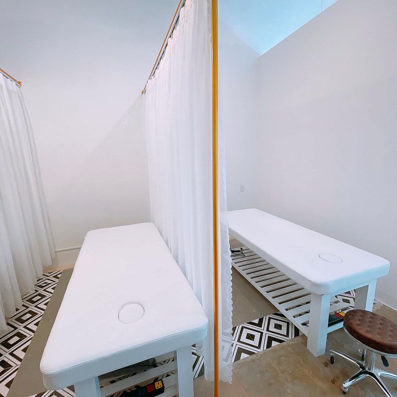 Thi công Spa - Nail tông màu trắng hiện đại